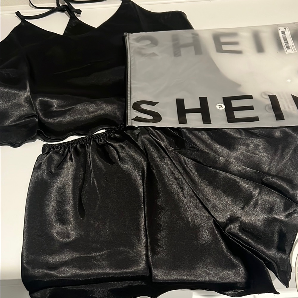 Black Satin Two-Piece Pajama Set⭐️